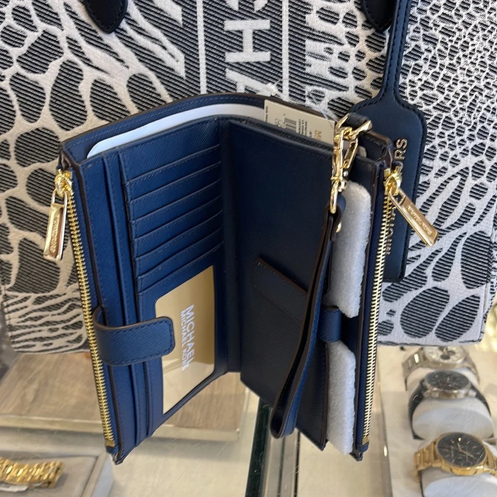 MICHAEL KORS LARGE DOUBLE ZIP WRISTLET WALLET PHONE CASE
Navy
NWT - Picture 10 of 16